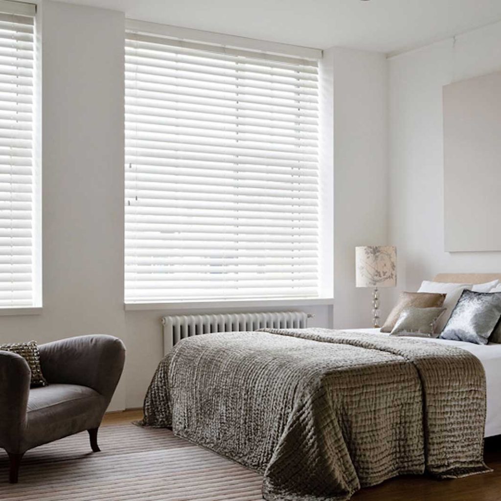 White-venetian-blinds-in-bedroom