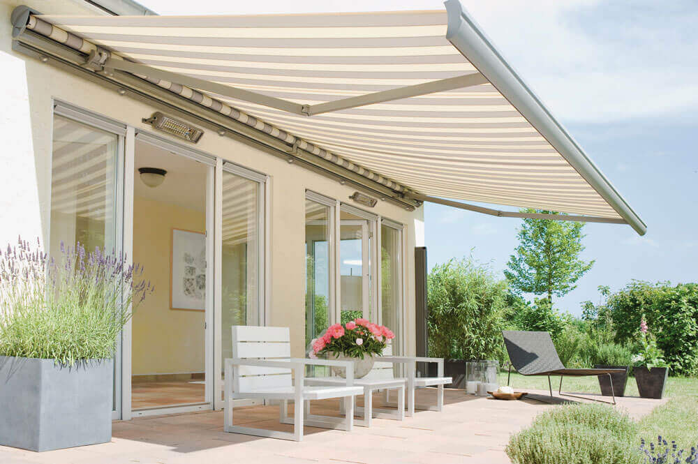 Retractable outdoor awning