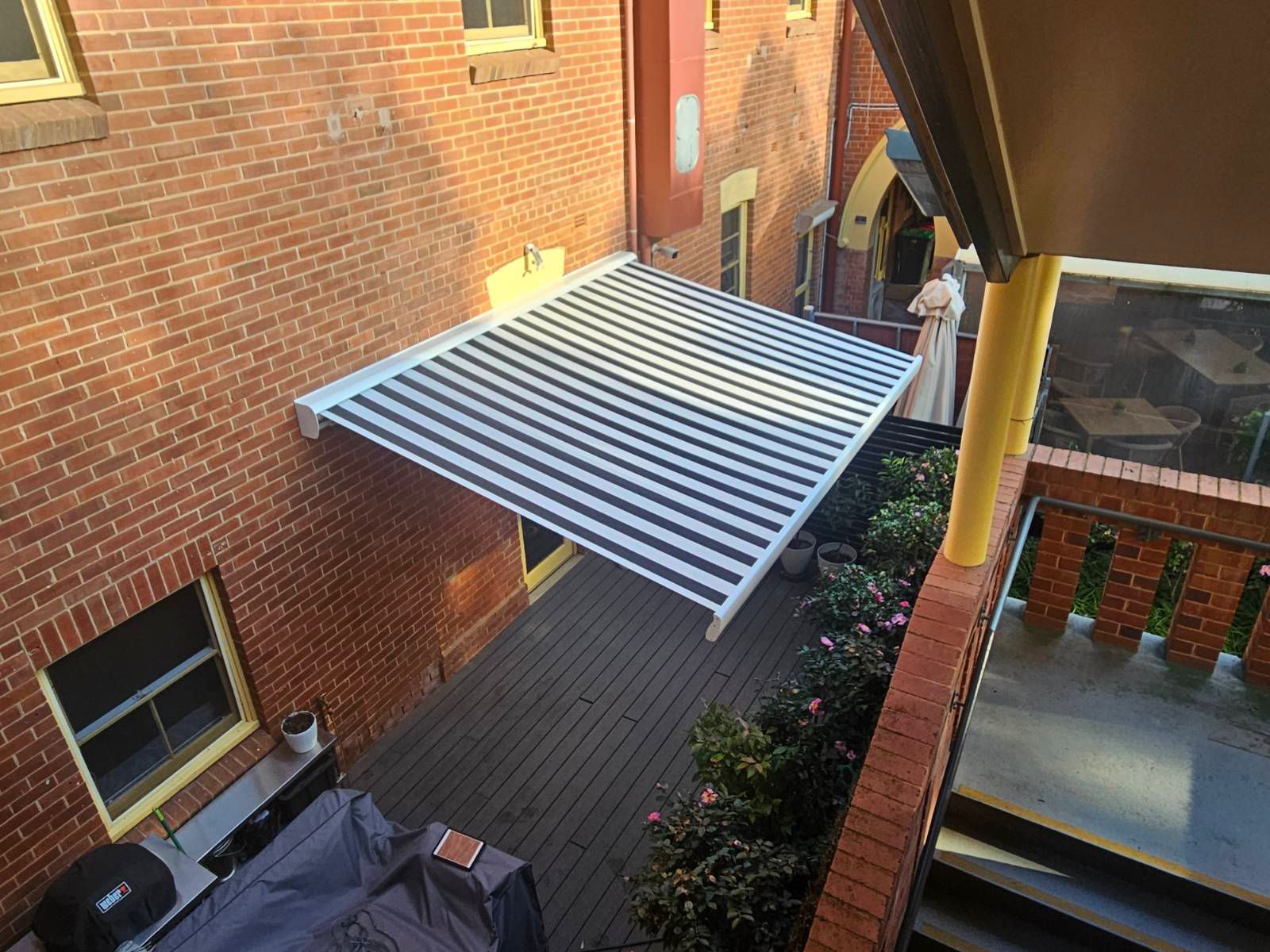 retractable awning