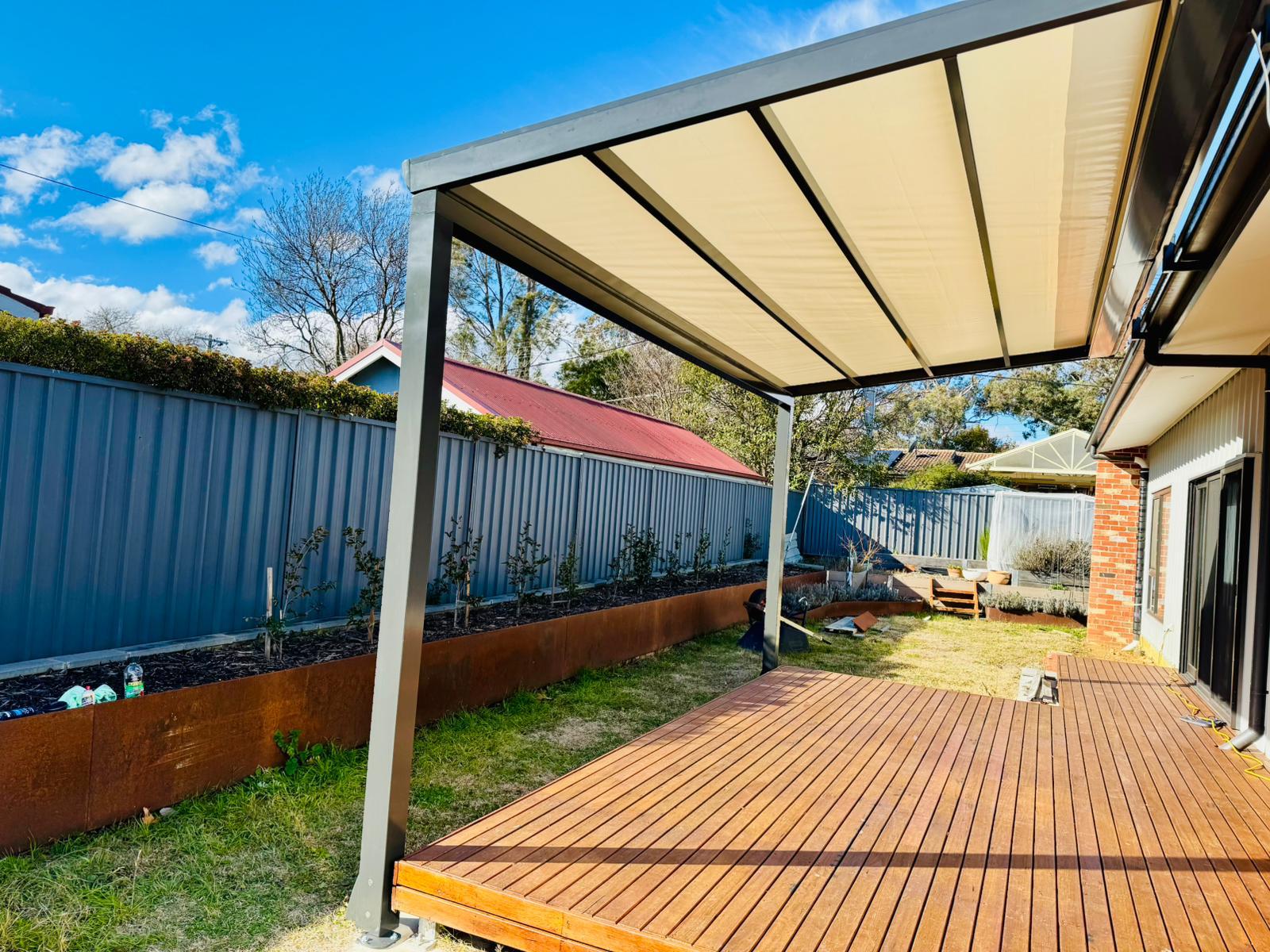 Sintesi retractable awning