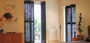 Bi-fold plantation shutters